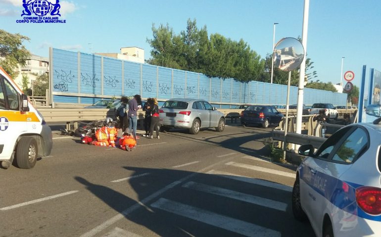Cagliari, in sella a uno scooter non assicurato e con patente scaduta si schianta su un’Audi