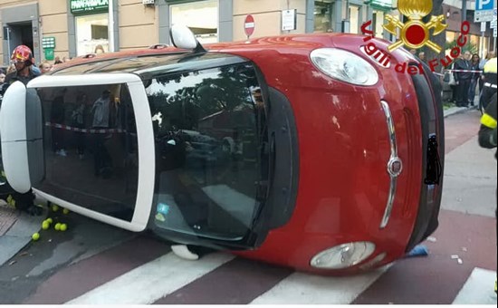 Cagliari, auto parcheggiata senza freno a mano travolge un’anziana: la donna è grave