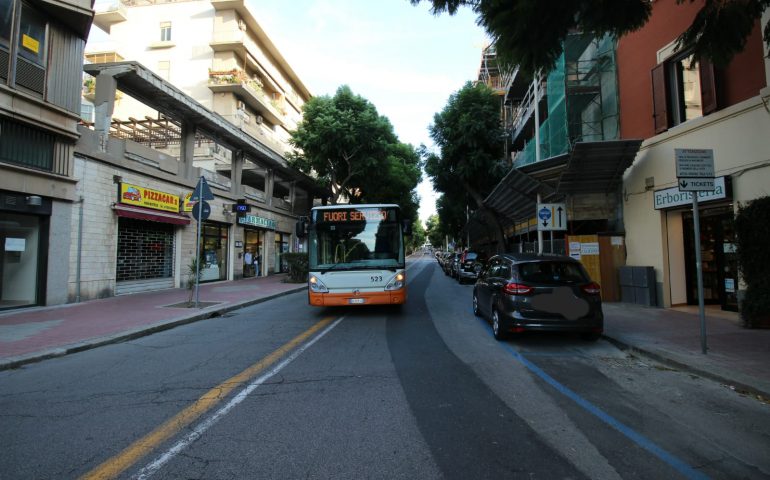 Via Pessina, incidente con il bus del Ctm, coinvolta anche una bimba: non è grave