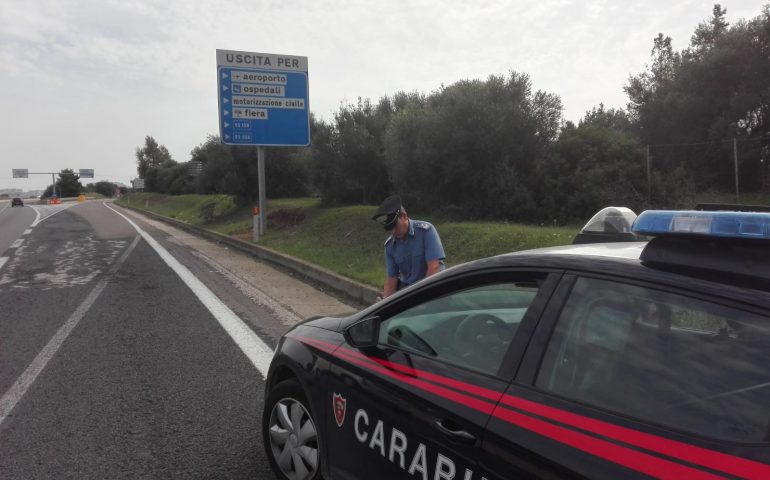 Correva sulla 131 a folle velocità su un auto rubata e senza patente, arrestato dopo un rocambolesco inseguimento