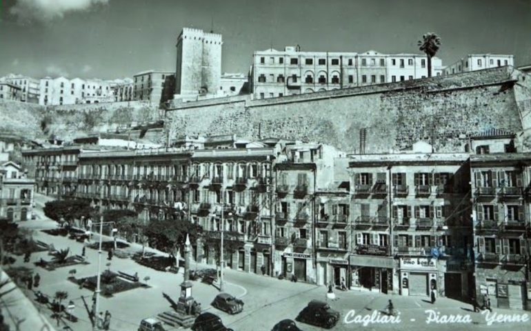 La Cagliari che non c’è più: piazza Yenne in una foto in bianco e nero dei primi anni Cinquanta