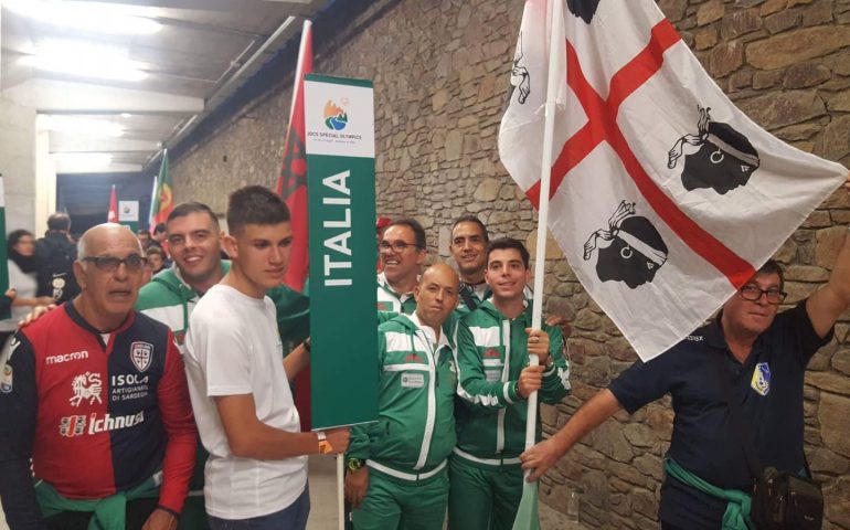 Olimpiadi Speciali: i ragazzi sardi sfilano con la bandiera dei 4 mori alla cerimonia inaugurale e arrivano terzi