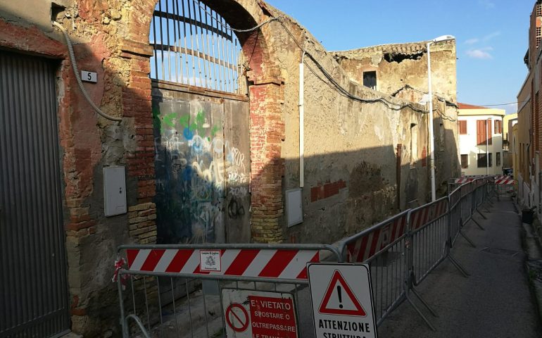 Pirri. Casa a rischio crollo dopo l’alluvione: chiuse ad auto e pedoni due strade del centro