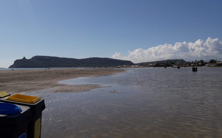 La foto. Due mari al Poetto, uno vero e uno formato dall’acqua piovana