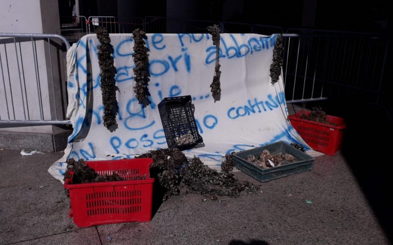 (VIDEO) I pescatori di Santa Gilla protestano sotto il Consiglio regionale: “Siamo in ginocchio”