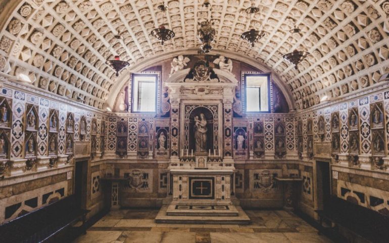 Lo sapevate? Nel soffitto della cripta della Cattedrale di Cagliari sono scolpiti 584 magnifici rosoni, uno diverso dall’altro