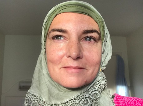 Sinead O’Connor si converte all’Islam. L’annuncio in un Tweet, poi le foto con l’hijab
