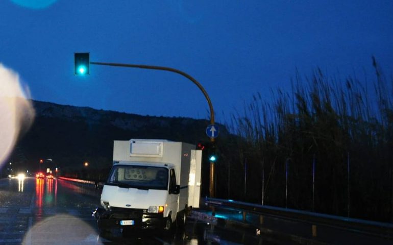 Cagliari, ubriaco alla guida si schianta alle prime luci dell’alba contro un autocarro