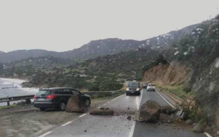 Villasimius, pesanti massi sulla strada verso Capo Boi: paura tra gli automobilisti