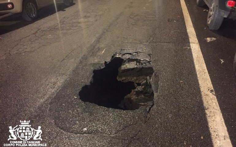 Cagliari gruviera, si apre una voragine in via Pola: strada chiusa