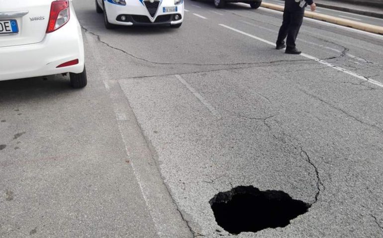 (FOTO) Voragine nell’asfalto in via dei Conversi a Cagliari. La Polizia Municipale transenna la corsia