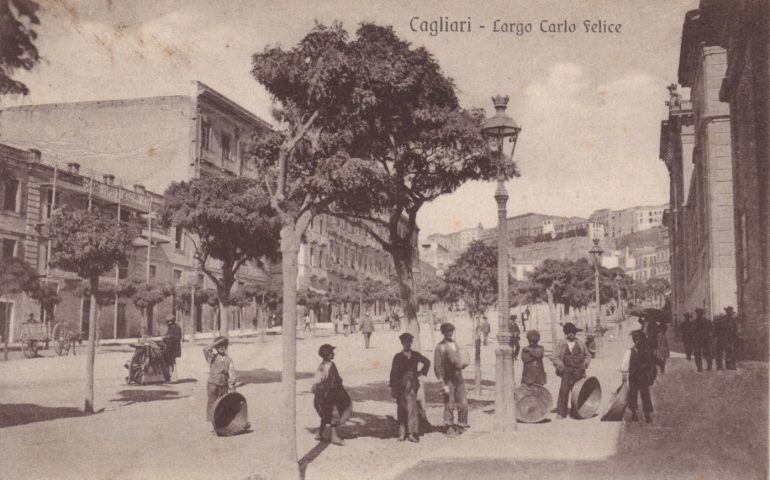 La Cagliari che non c’è più: piccioccus de crobi al mercato del Largo nel 1909