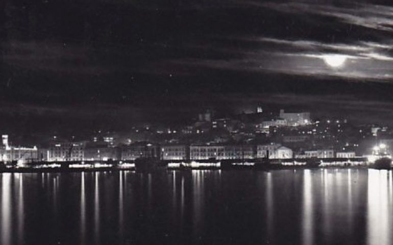 La Cagliari che non c’è più: una foto notturna dal mare nel 1957