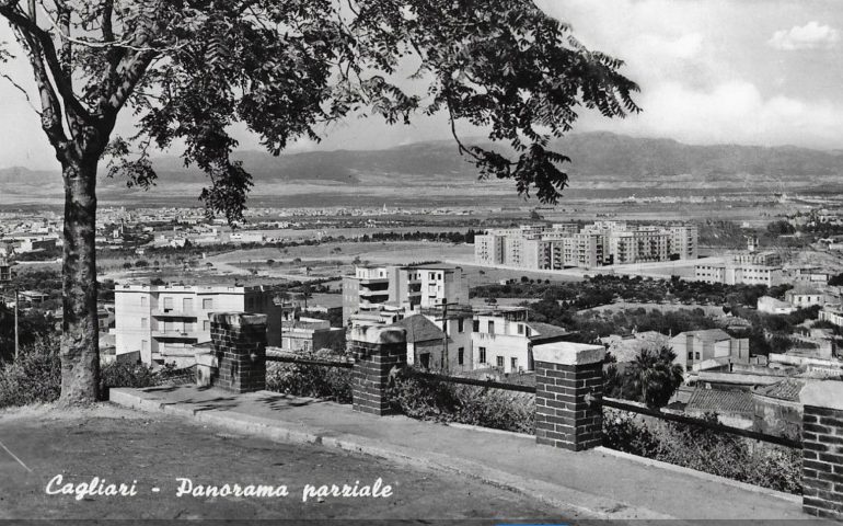 La Cagliari che non c’è più: Cagliari, Terrapieno, panorama in bianco e nero nel 1960