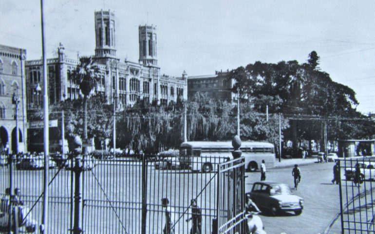 La Cagliari che non c’è più: una foto in bianco e nero di piazza Matteotti nel 1960