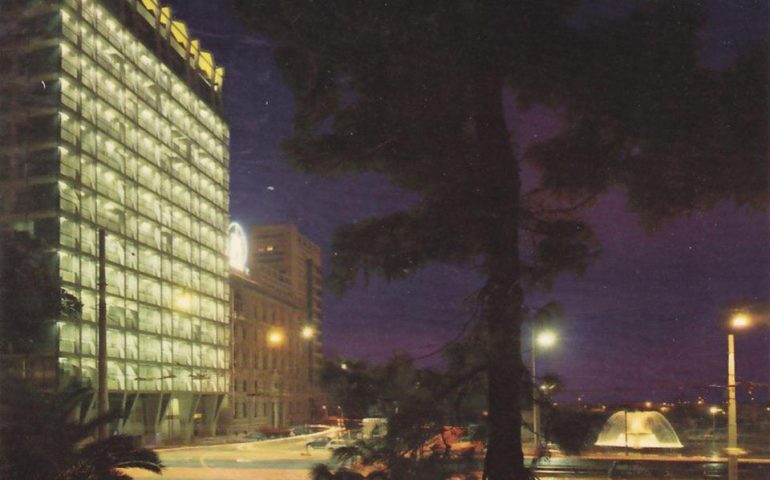 La Cagliari che non c’è più: una foto notturna di piazza Deffenu nel 1964