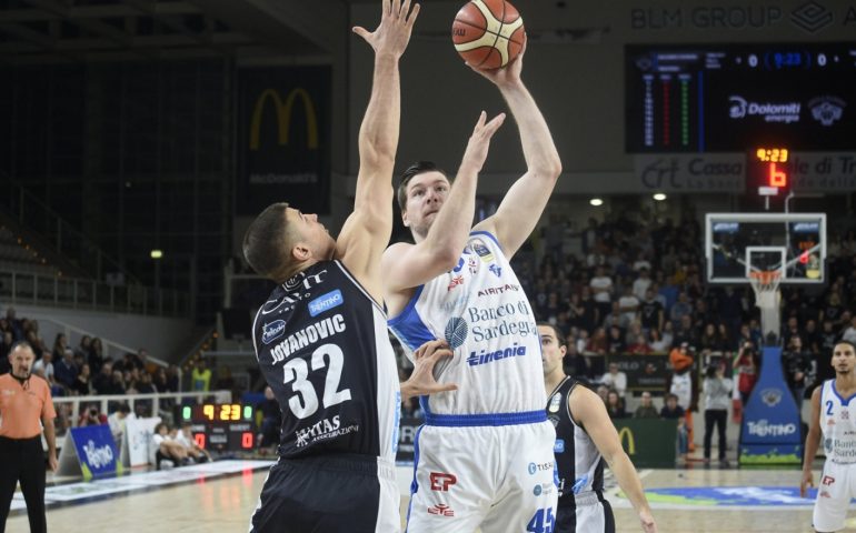 La Dinamo cade a Trento (66-71): quarta sconfitta di fila