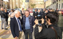 Il sit in dei giornalisti in piazza Palazzo contro il Governo - Foto RAS