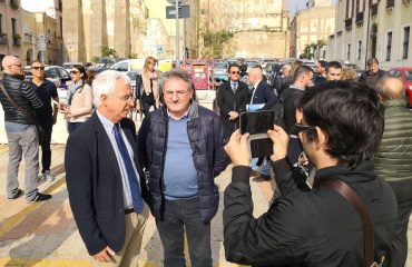 Il sit in dei giornalisti in piazza Palazzo contro il Governo - Foto RAS