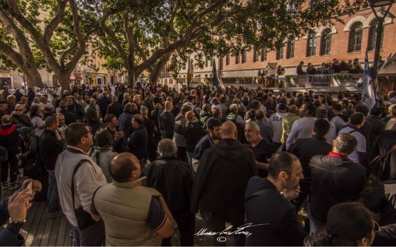 Lavoratori Forestas riuniti in piazza Garibaldi a Cagliari - FOTO DI CRISTIAN MASCIA