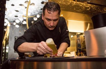 Lo chef Italo Bassi all'opera nel suo ristorante ConFusion