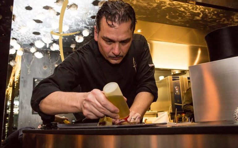 Lo chef Italo Bassi all'opera nel suo ristorante ConFusion