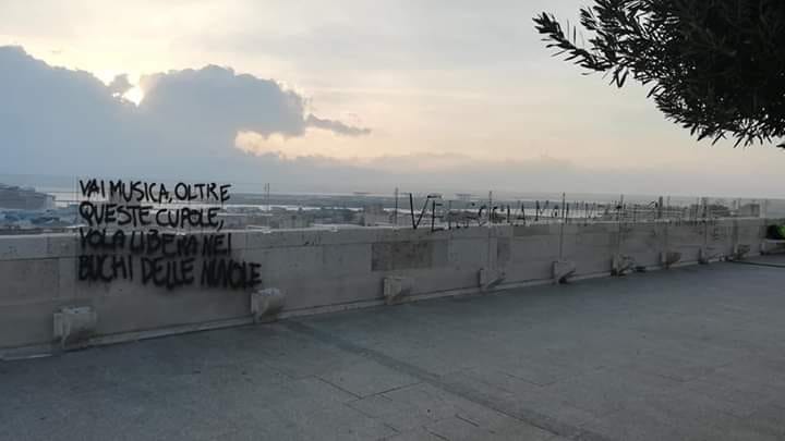La foto. Cagliari, il Bastione in mano ai vandali: le ultime foto del monumento oltraggiato