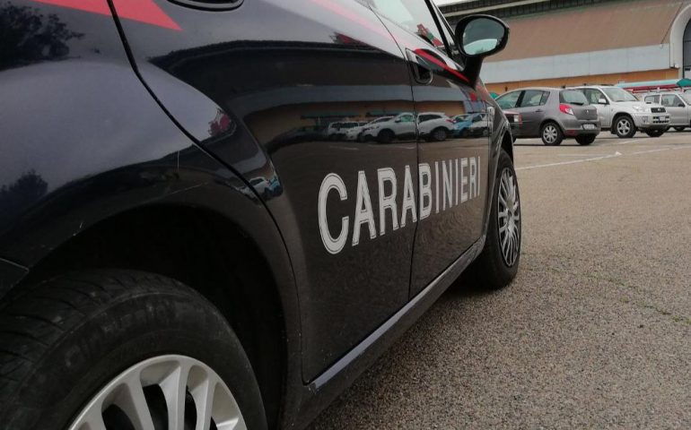 Auchan: cerca di scappare con abbigliamento rubato e spintona gli addetti alla sicurezza