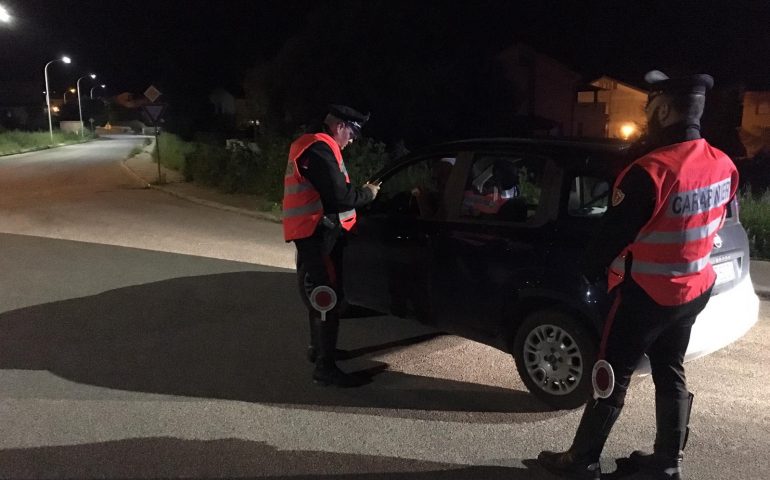 Nascondevano tre coltelli in auto: perquisiti due giovani a Carbonia. Un weekend di controlli dei carabinieri