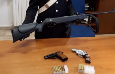 carabinieri carbonia minacce vicino fucile arresto