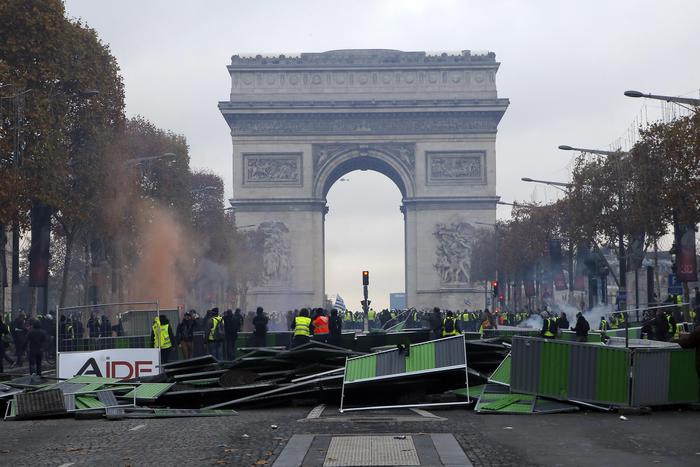 Champs-Élysées assediati: guerriglia nel viale parigino fra gilet gialli e polizia