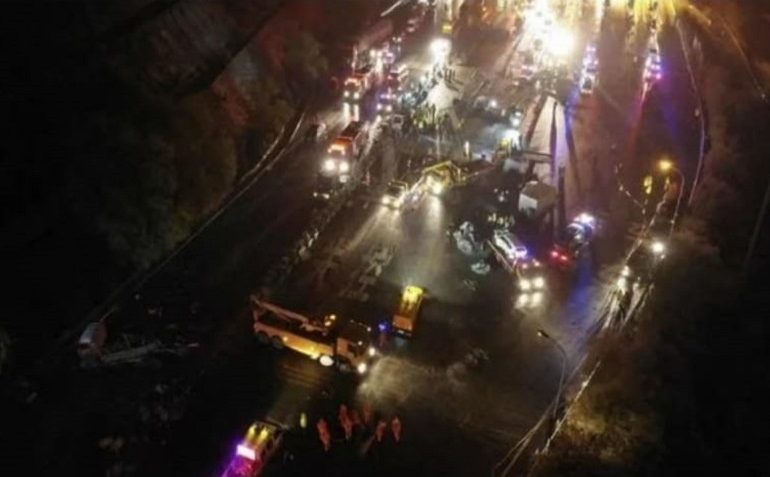 Cina. Camion si schianta contro auto in fila, 14 morti e 27 feriti
