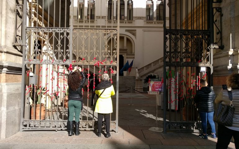 Giornata contro la violenza sulle donne. Fiocchi rossi al Municipio di Cagliari