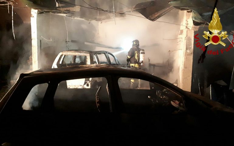 Paura in un condominio a San Sperate. Fiamme avvolgono alcune auto parcheggiate