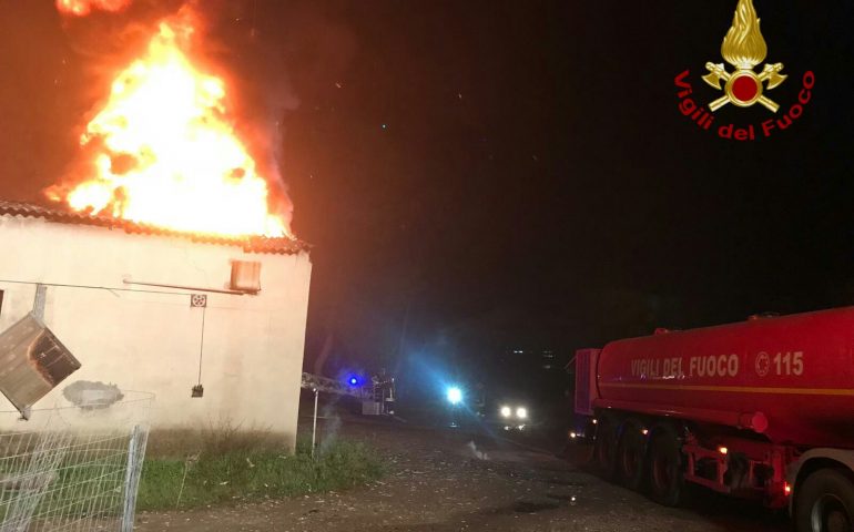 Cagliari: incendio in un capannone. Fiamme all’altezza del vecchio inceneritore