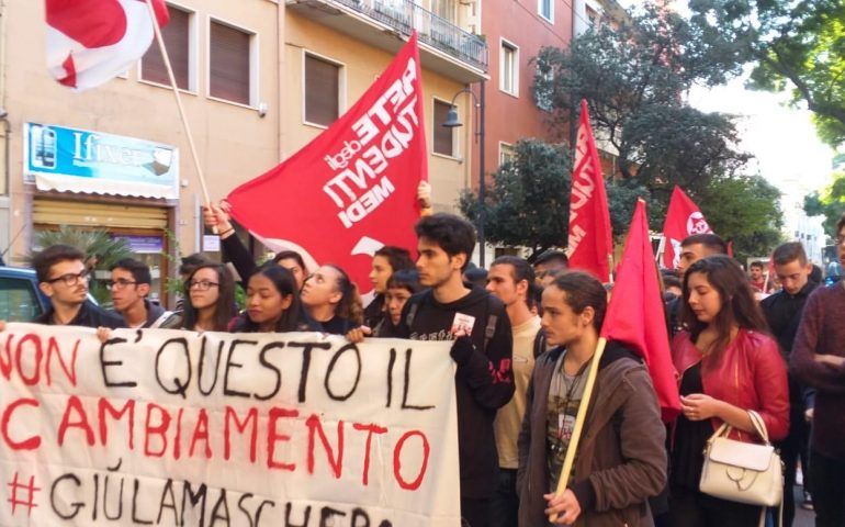 (VIDEO) Manifestazione studentesca a Cagliari contro i tagli e il decreto “Scuole sicure”