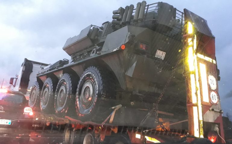 La foto: mezzi militari dell’Esercito sulla Statale 130. Sono diretti al poligono di Teulada?