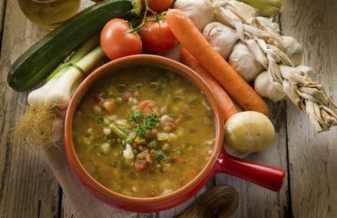 La ricetta Vistanet di oggi. Minestrone di verdure fresche, un piatto di stagione molto saporito e sano