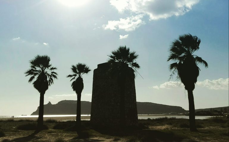 La torre spagnola e la Sella del Diavolo al Poetto baciate dal sole, dopo la pioggia e il freddo di ieri