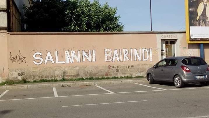 (FOTO) A pochi giorni dall’arrivo di Salvini, Cagliari si riempie di scritte contro il ministro leghista