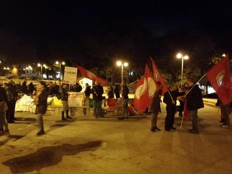 Salvini contestato a Nuoro. Manifestanti con cartelli “Mai con Salvini”