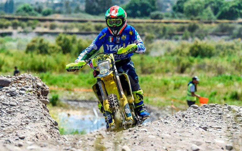 (VIDEO) Claudio Spanu ritorna a casa: Dorgali accoglie il Campione del Mondo per Club di enduro