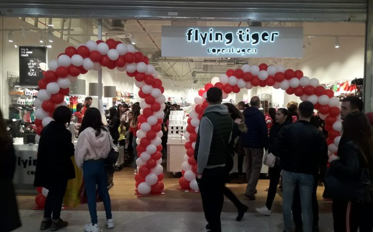 (FOTO) Flying Tiger sbarca finalmente a Sestu. Apertura anticipata alla Corte del Sole per lo store di oggettistica