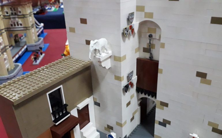 Bella la Torre dell’Elefante fatta coi Lego, altro che Taj Mahal..