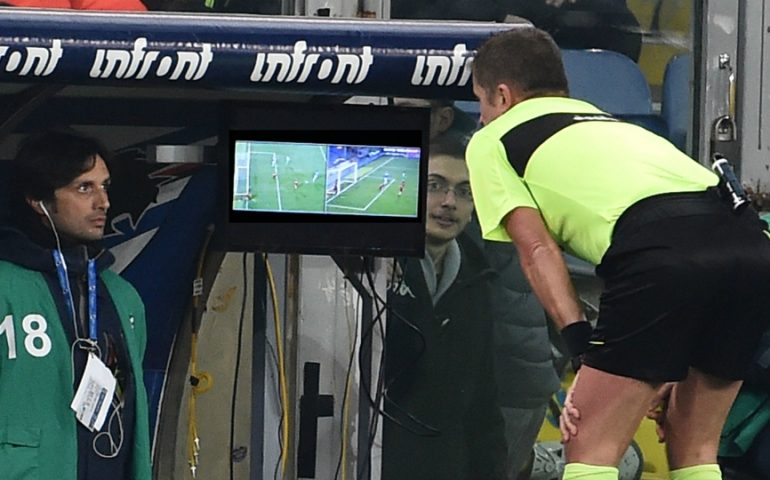 Var in Champions, la svolta: probabilmente sarà applicata già in questa edizione dagli ottavi di finale