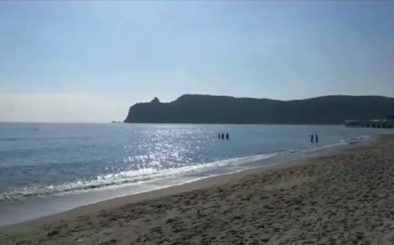 Ultimi bagni al Poetto prima del grande freddo (VIDEO)