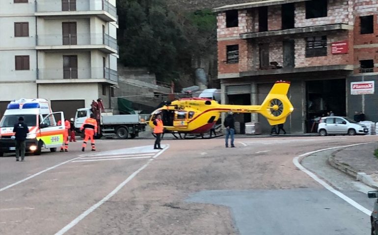 Jerzu, due anziane si schiantano con l’auto sul muro di una casa: una di loro in gravi condizioni