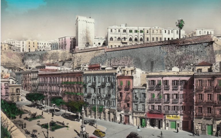 La Cagliari che non c’è più: piazza Yenne in una foto colorata del 1957