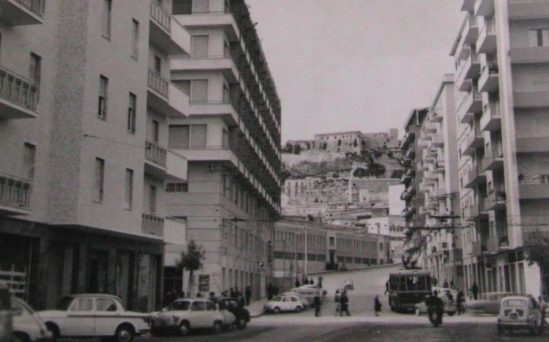 La Cagliari che non c’è più: via Cocco Ortu in una foto del 1961