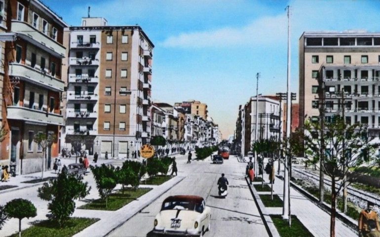 La Cagliari che non c’è più: una bella immagine a colori di via Dante nel 1962